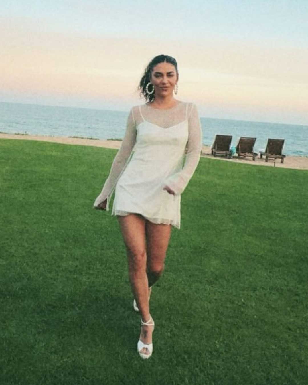 Bella belle celebrities jessica szohr wearing serafina platform heels
