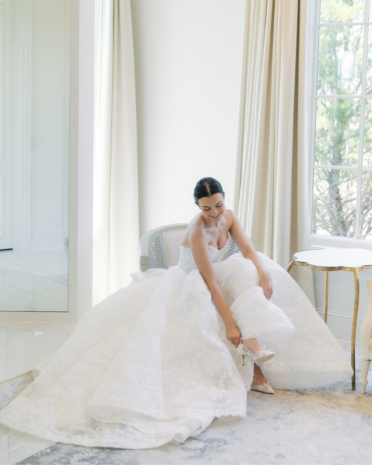Bella Belle Brides Emeline completed her clasic wedding look with ‘Monica’