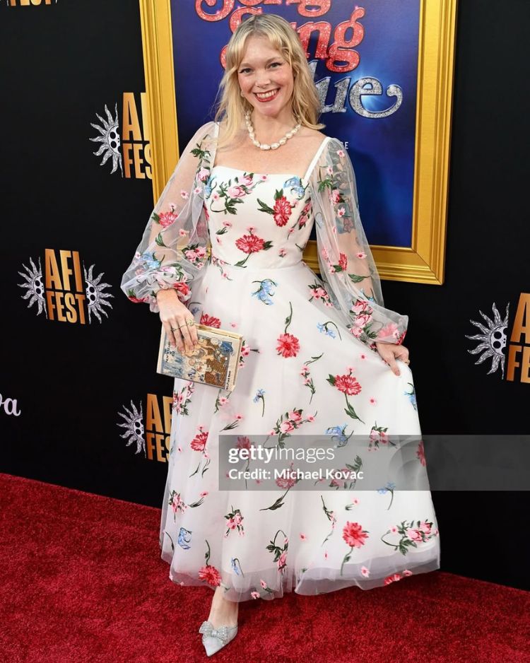 Influencer Kayla Freitas (travelmomoirs) wears Atgeba for the red carpet premiere of Song Sung Blue